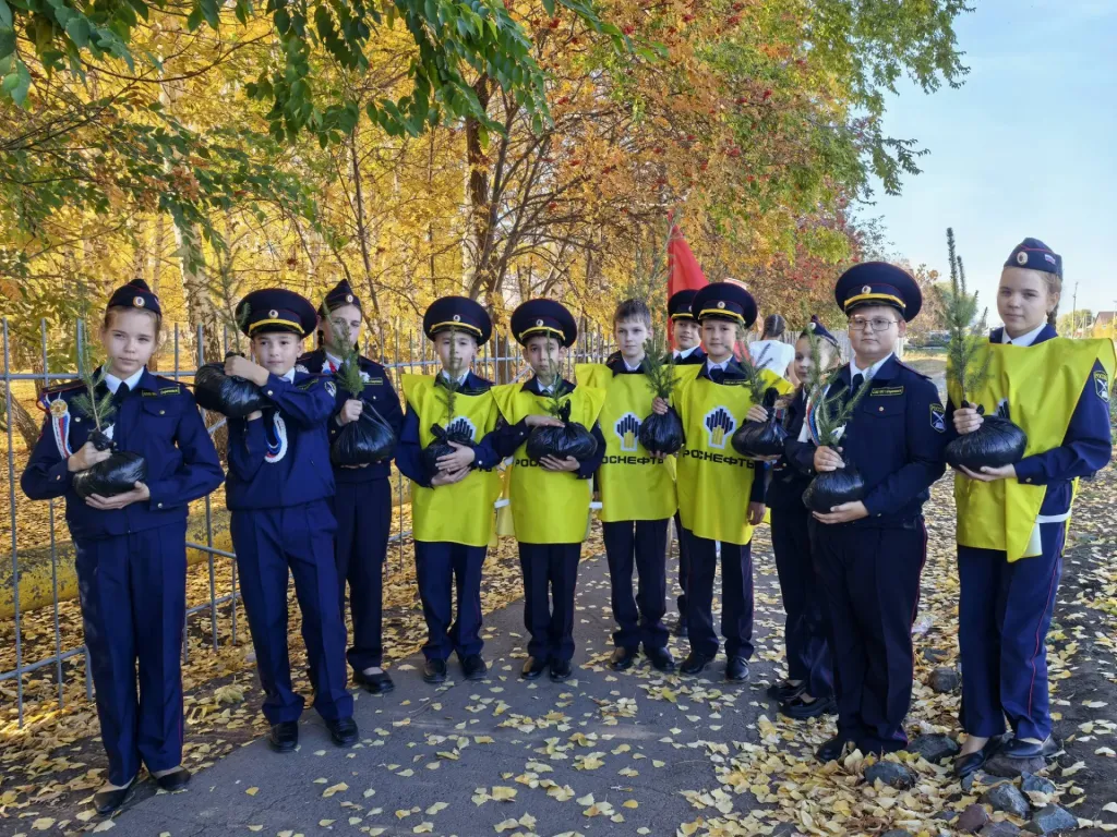 В школах Бузулука и Сорочинска высадили ели за собранную макулатуру