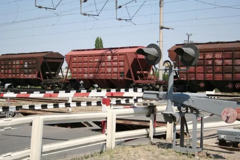 Грузовой поезд столкнулся с легковушкой на переезде в Тоцком