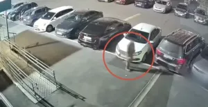 В Оренбурге мужчина украл деньги из машины соседа по найденным ключам