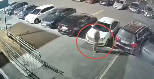 В Оренбурге мужчина украл деньги из машины соседа по найденным ключам