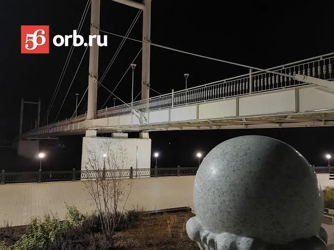 В Оренбурге под пешеходным мостом горела проводка