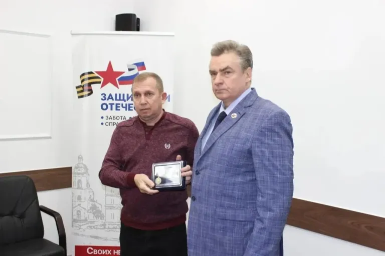 Четверо жителей Оренбуржья получили медали «Отец солдата»