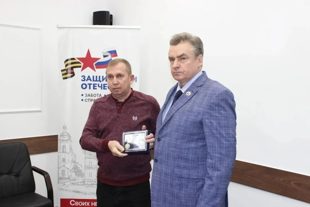 Четверо жителей Оренбуржья получили медали «Отец солдата»