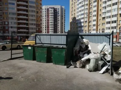 В Оренбурге на улице Высотной установили новую контейнерную площадку